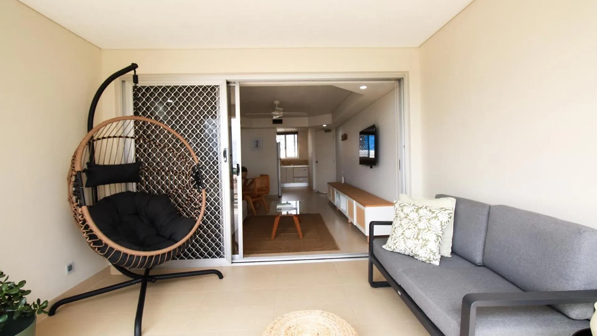 Apartment Beachfront Escape In Coolangatta Gold Coast